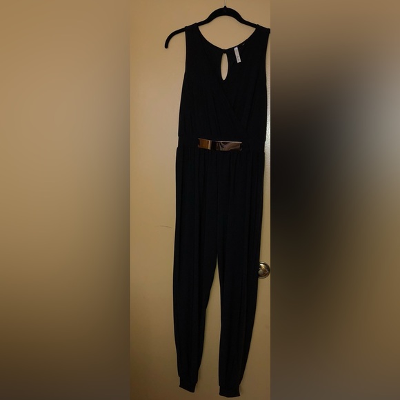 Black tank sleeves romper has a lot of stretch - Picture 1 of 2